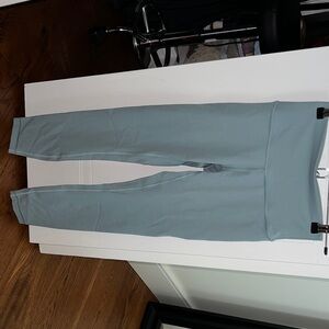 Women’s Lululemon capris